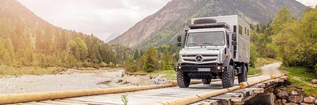 Mercedes Unimog camping sur un pont