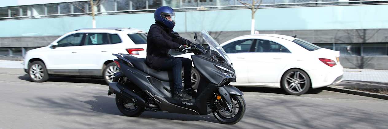 Kymco X.Town City 300 2024 : profil droit en ville