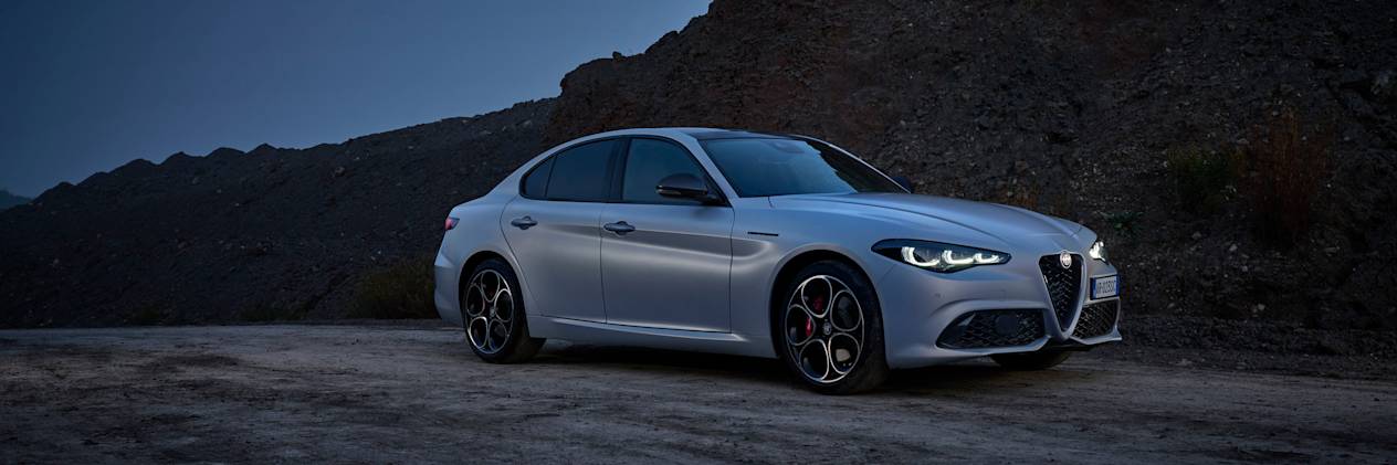 Alfa Romeo Giulia 2022 : Trois quart avant droit à l'arrêt