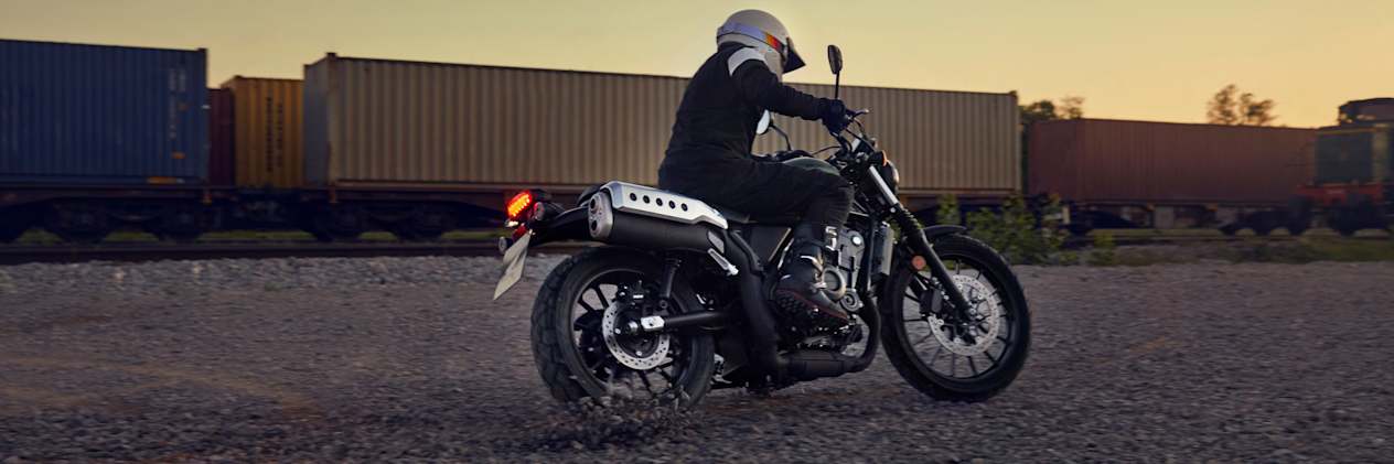 Honda CL500 2023 : trois quarts arrière droit dans les graviers