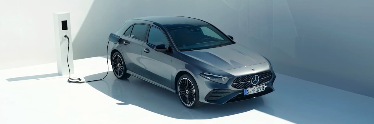 Mercedes Classe A 2023 : Trois quart avant en vue plongeante de la A 250 e hybride rechargeable en recharge