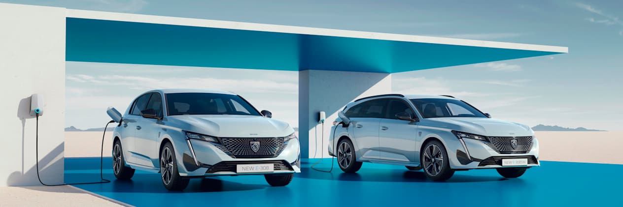 Peugeot e-308 électrique et e-308 SW électrique : trois quart avant droit en recharge