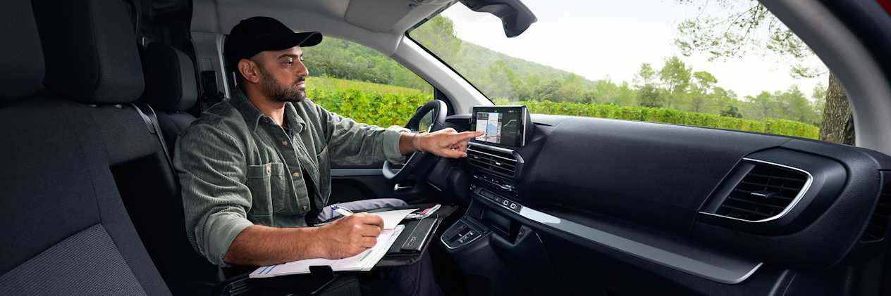 Citroën Jumpy 2024 : vue intérieure avec siège tablette