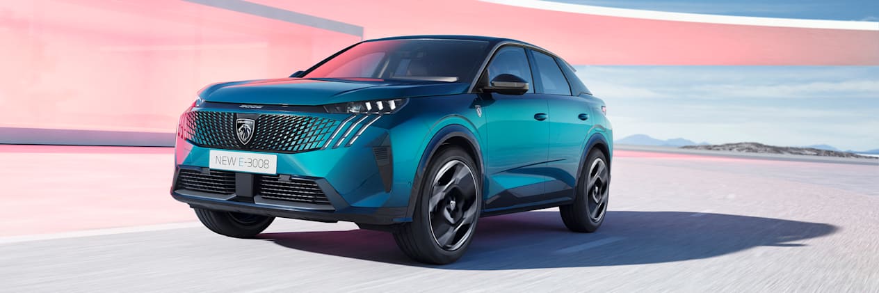 Peugeot e-3008 2024 : trois quarts avant gauche