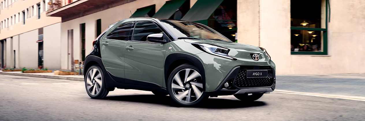 Toyota Aygo X 2022 : trois quarts avant droit en ville