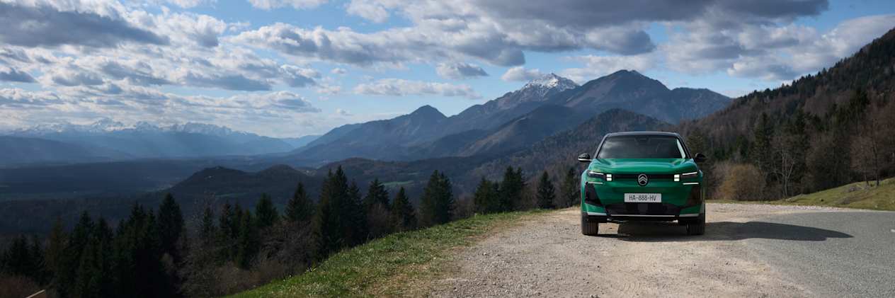 Citroën C5 Aircross 2025 : face avant statique sur fond de montagnes