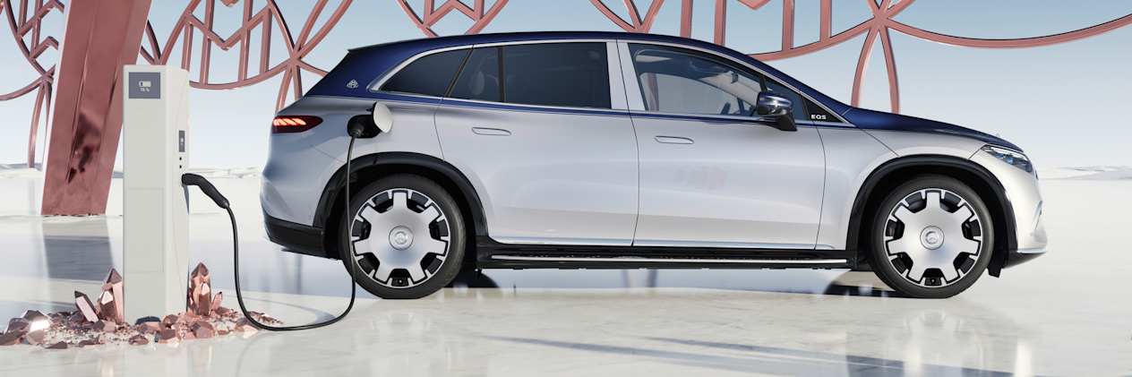 Mercedes-Maybach EQS SUV 2023 : profil droit en charge