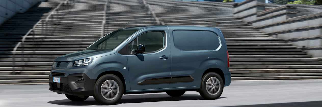 Fiat Doblo Cargo 2024 : profil gauche devant escaliers