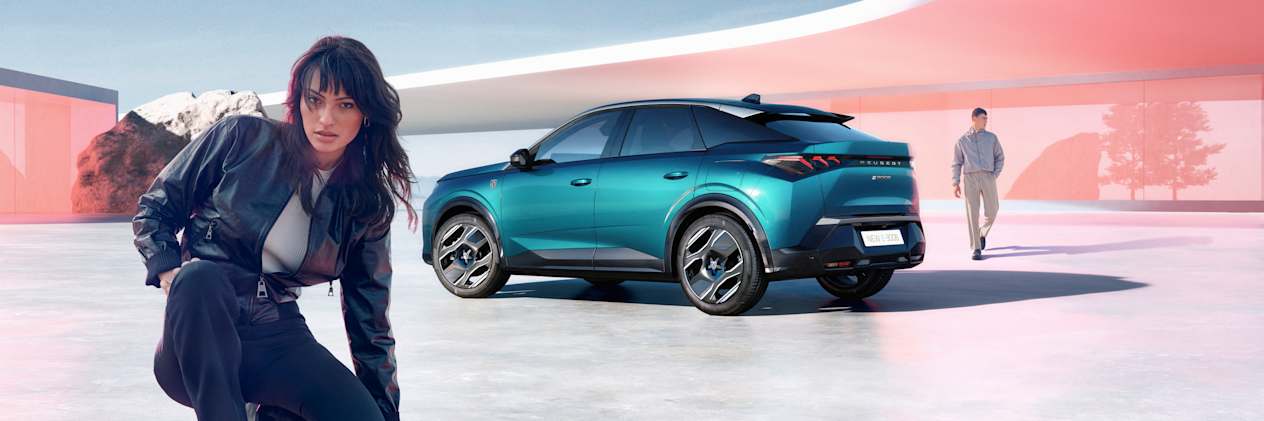 Peugeot 3008 2024 : trois quarts arrière gauche statique avec modèle