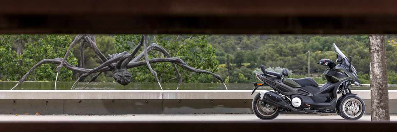 Kymco CV3 2024 : profil droit statique devant araignée géante