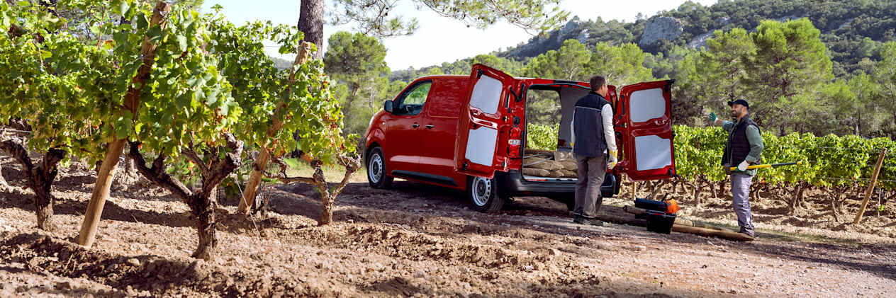 Citroën Jumpy 2024 : vue trois quarts arrière gauche avec porte ouvertes et professionnels