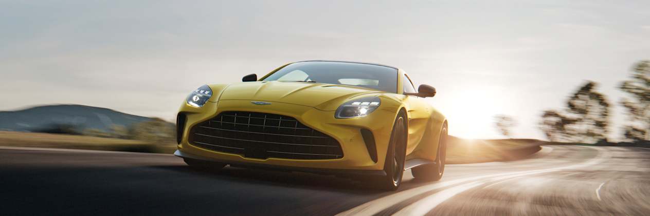 Aston Martin Vantage 2024 : trois quarts avant gauche sur route