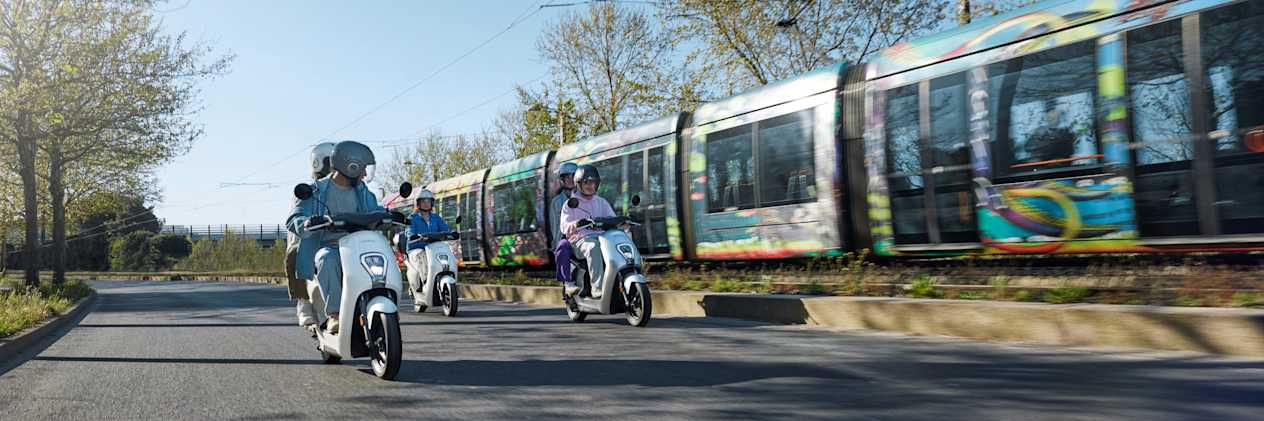 Honda EM1 e 2023 : vue avant dans la rue avec tramway