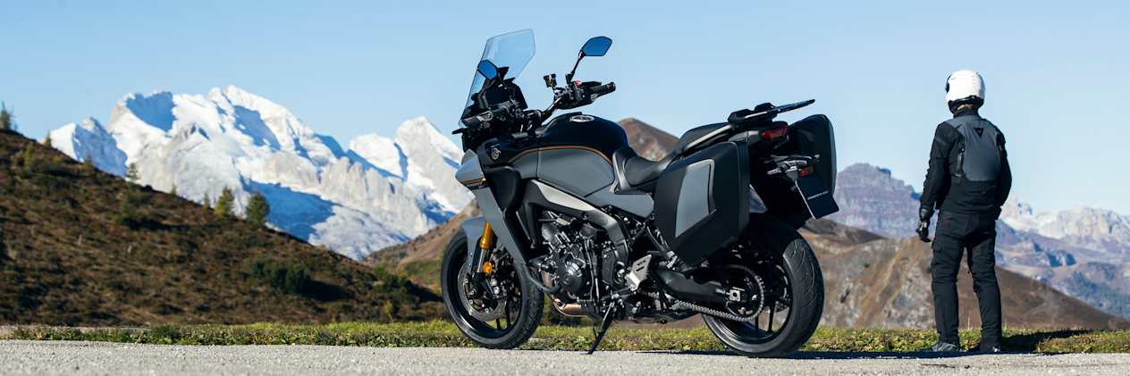 Yamaha Tracer 9 GT+ 2023 : trois quarts arrière gauche avec modèle