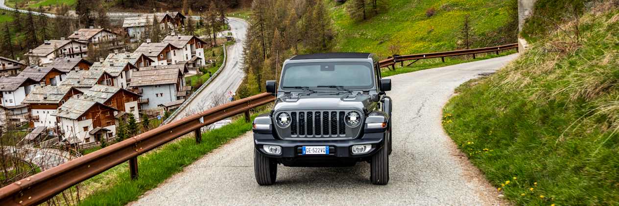 Jeep Wrangler 4xe Sahara 2022 : face avant sur route