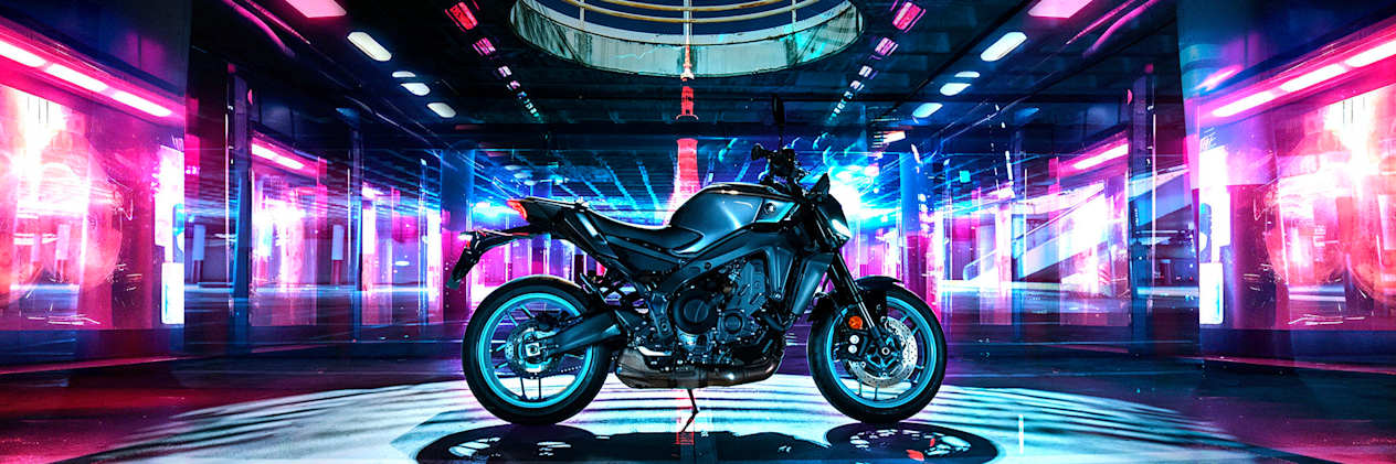 Yamaha MT-09 2024 : profil droit statique devant néons