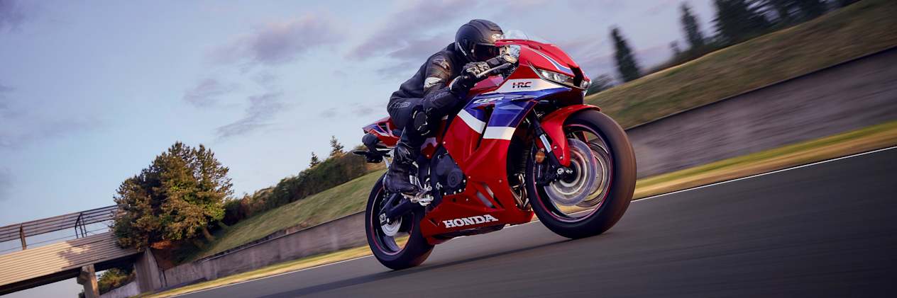 Honda CBR600RR 2024 : trois quarts avant droit sur circuit