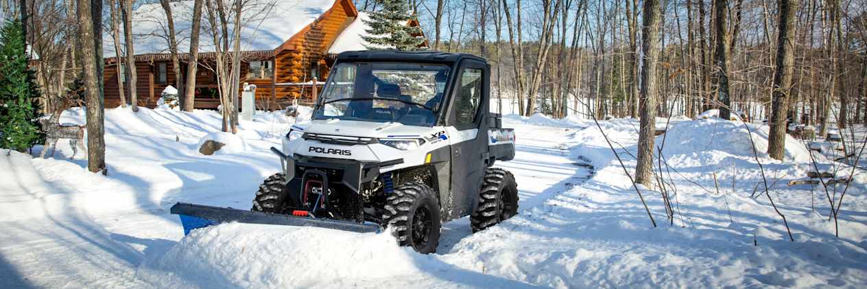 Polaris Ranger XP Kinetic 2023 : chasse neige en action