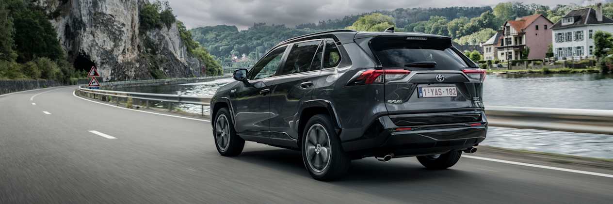 Toyota RAV4 Hybride Rechargeable : trois quarts arrière gauche sur route