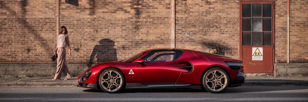 Alfa Romeo 33 Stradale 2023 : profil gauche devant mur de briques