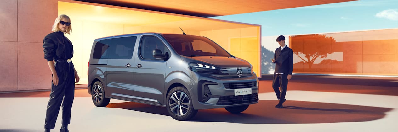 Peugeot Traveller 2024 : trois quarts avant droit statique avec modèles