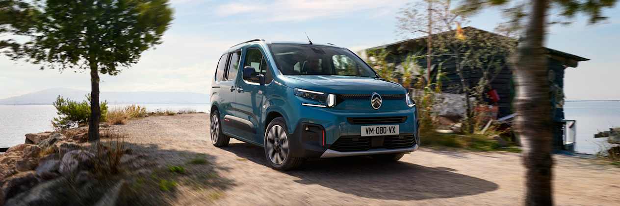 Citroën Berlingo 2024 : trois quarts avant droit sur piste de terre