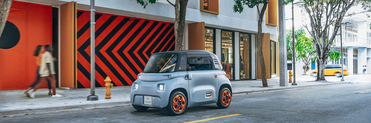 Citroën Ami : vue de trois quarts avant dans la rue
