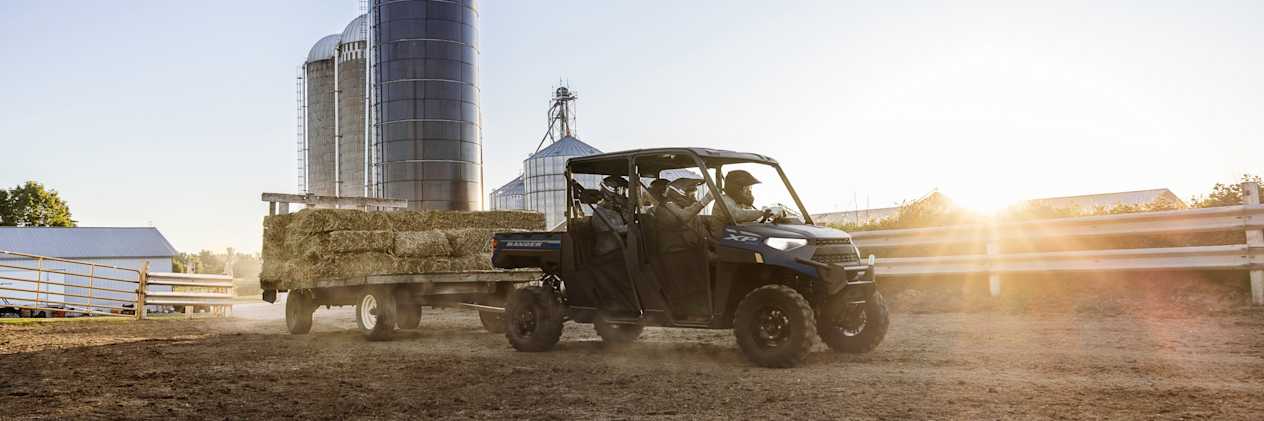 Polaris Ranger Crew XP 1000 2023 : trois quarts avant gauche avec équipage et remorque