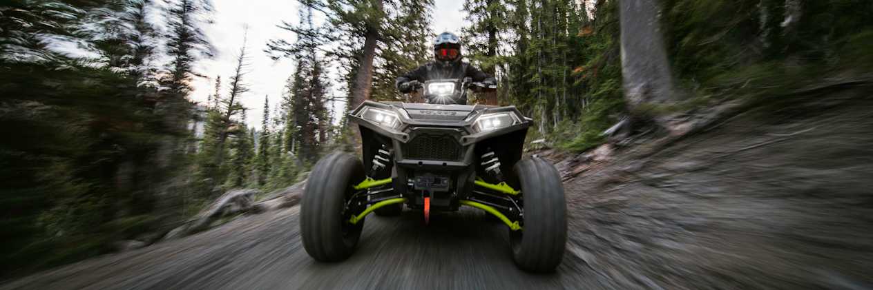Polaris Sportsman XP 1000 S 2023 : vue avant sur chemin