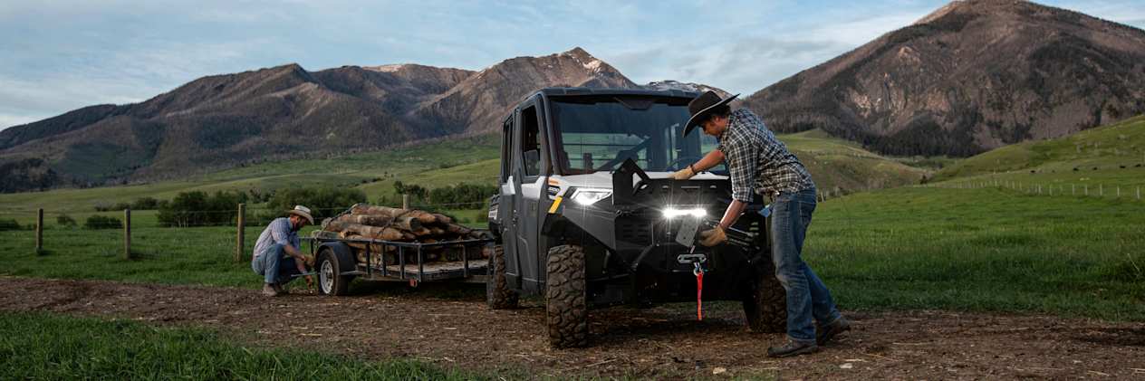 Polaris Ranger Crew 1000 2023 : face avant avec remorque sur un chemin