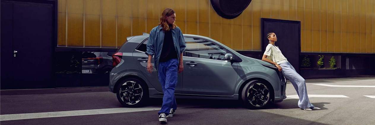 Kia Picanto 2024 : profil droit statique avec modèles