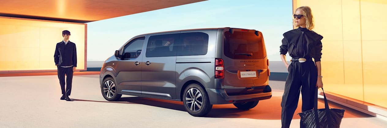 Peugeot Traveller 2024 : trois quarts arrière gauche statique avec modèles