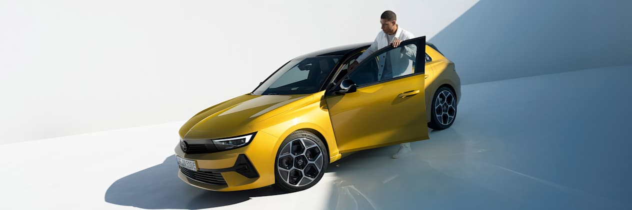Opel Astra 2022 : trois quarts avant gauche statique avec modèle