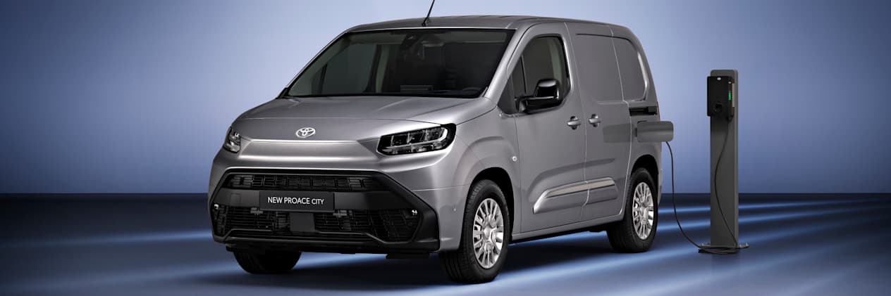 Toyota Proace City 2024 : trois quarts avant gauche statique avec borne de recharge