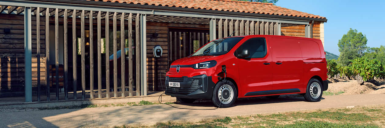 Citroën Jumpy 2024 : électrique en charge vue trois quarts avant gauche