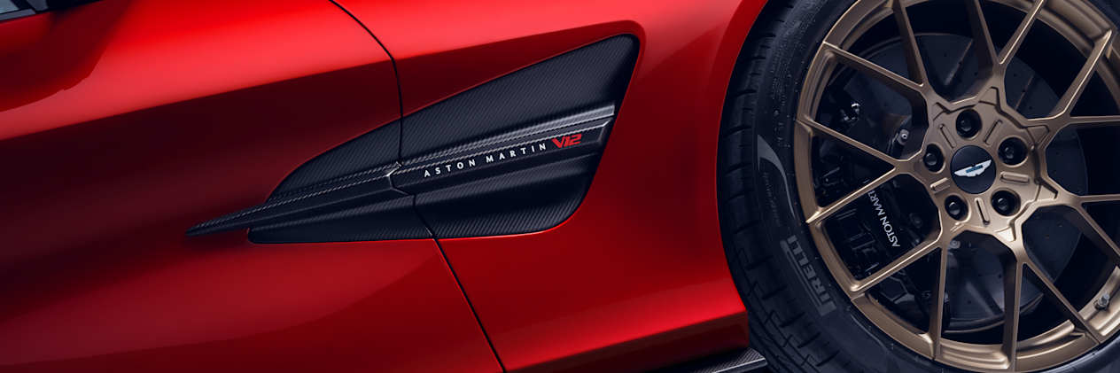Aston Martin Vanquish 2024 : détail aile avant droite et jante