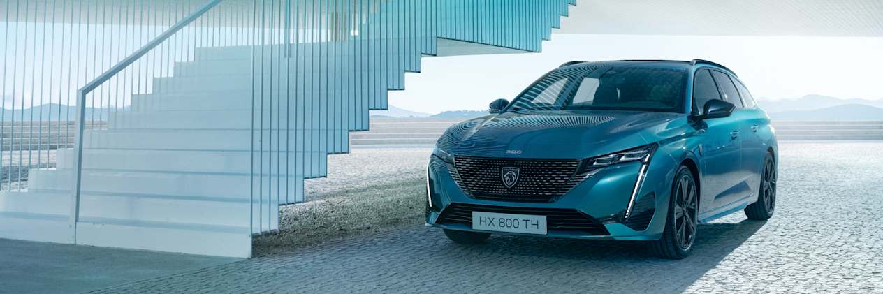 Peugeot 308 SW 2024 : trois quarts avant gauche statique