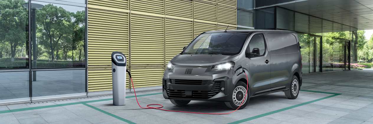 Fiat Scudo électrique 2024 : trois quarts avant gauche avec borne de recharge