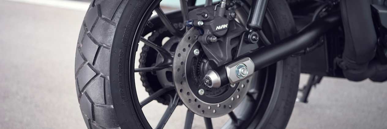Honda CL500 2023 : détail roue et freins arrière