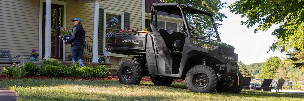 Polaris Ranger 570 2023 : trois quarts avant droit dans le jardin