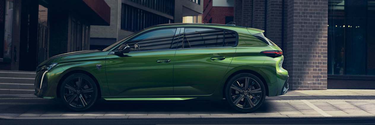 Peugeot 308 2021 verte : profil gauche en ville