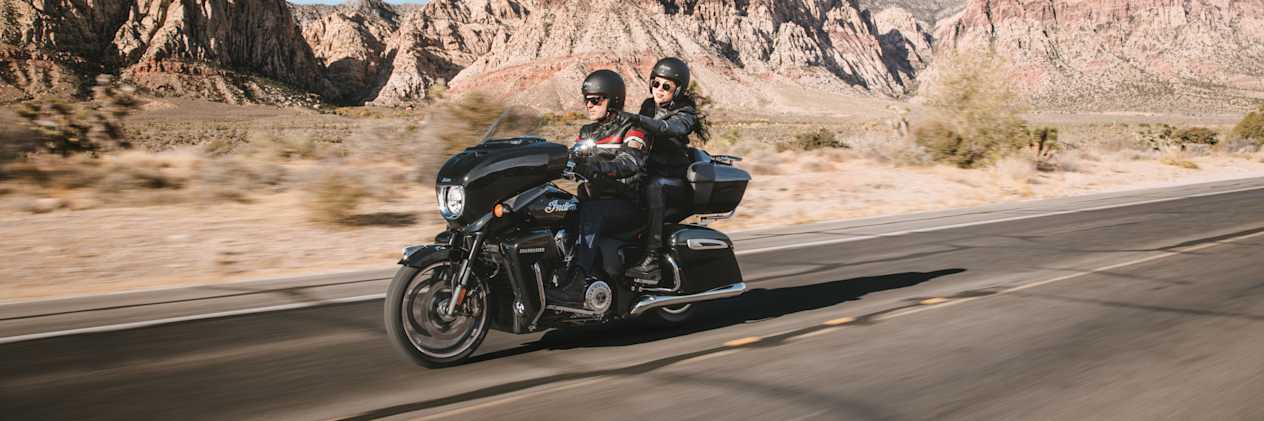 Indian Roadmaster Powerplus Limited 2025 : trois quarts avant gauche sur route