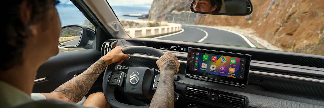 Citroën C3 Aircross 2024 : vue intérieure et tableau de bord sur route