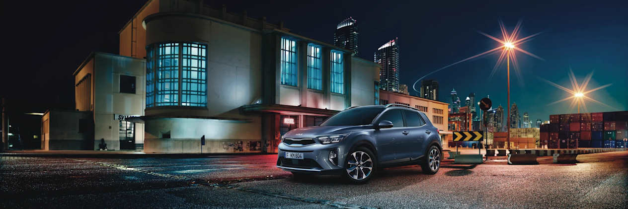 Kia Stonic 2021 : trois quarts avant gauche statique de nuit