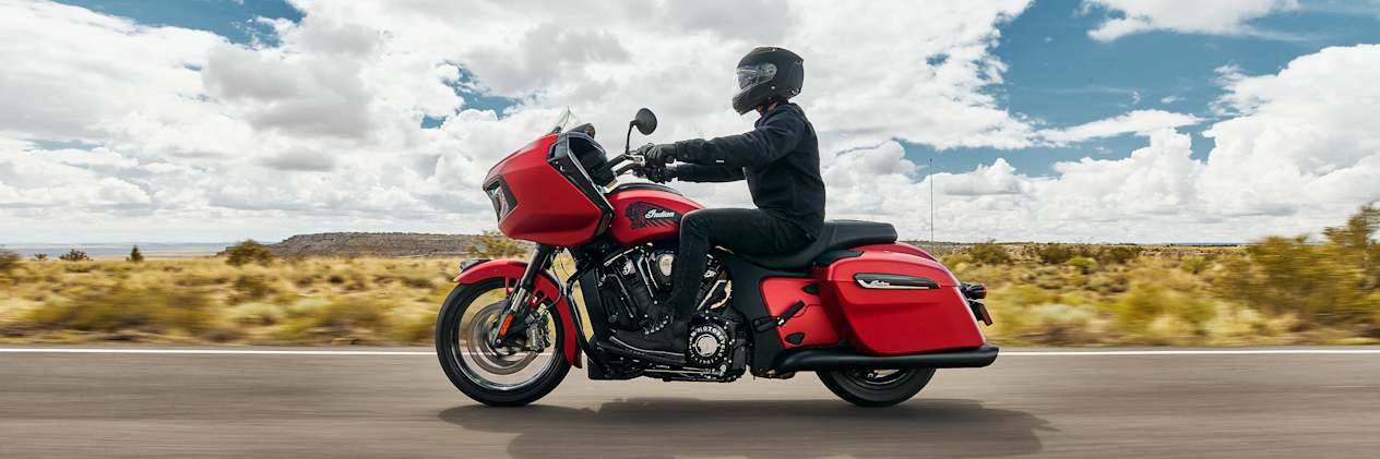 Indian Challenger Dark Horse 2025 Sunset Red Smoke : profil gauche sur route dans le désert
