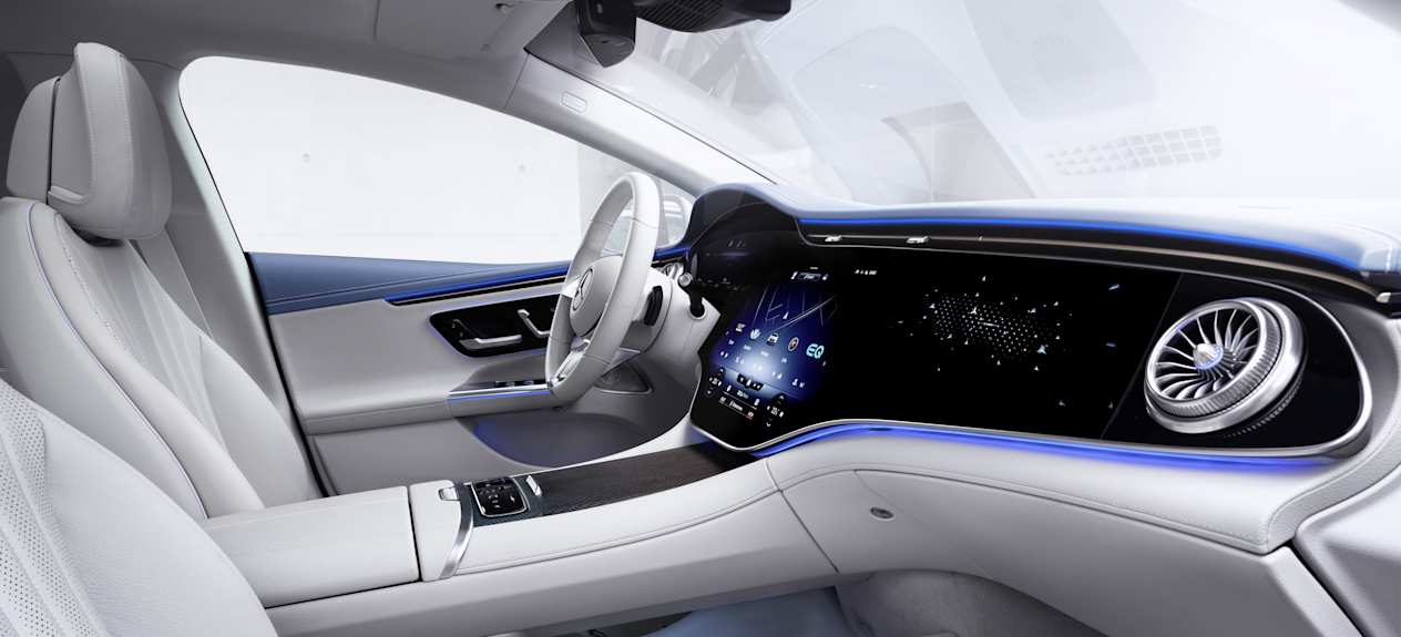 EQE de Mercedes-EQ : Vue de l'habitacle hyperscreen depuis le siège passager