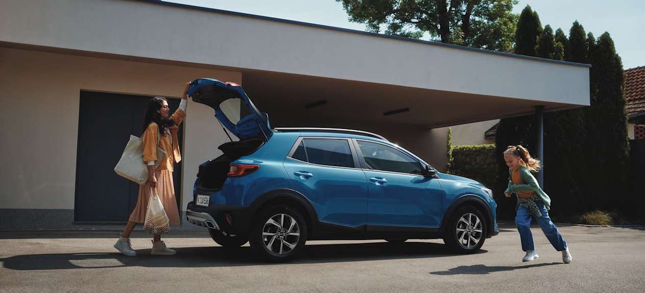 Kia Stonic 2021 : profil droit statique avec coffre ouvert