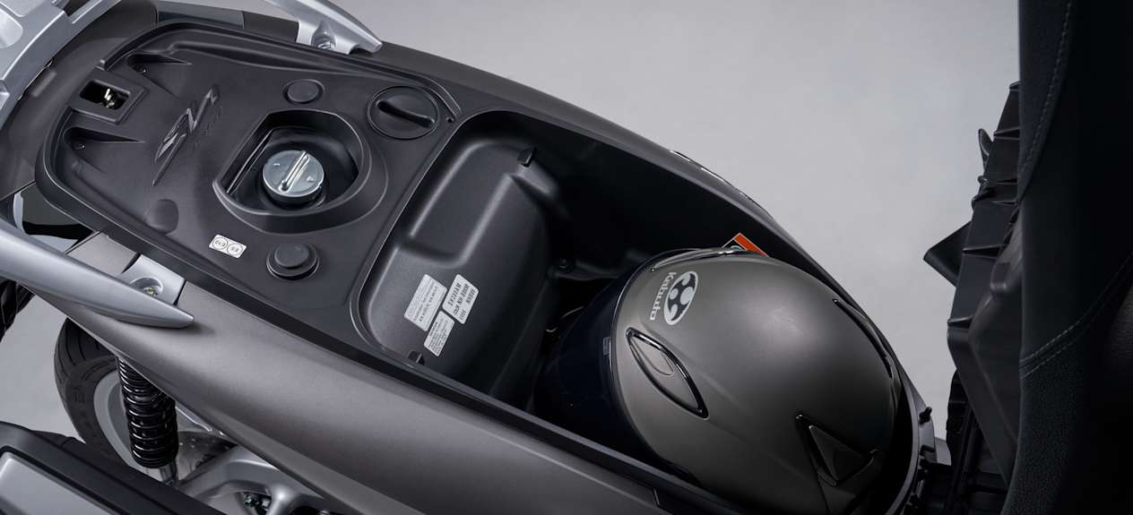 Honda SH350i 2021 : coffre de rangement sous la selle