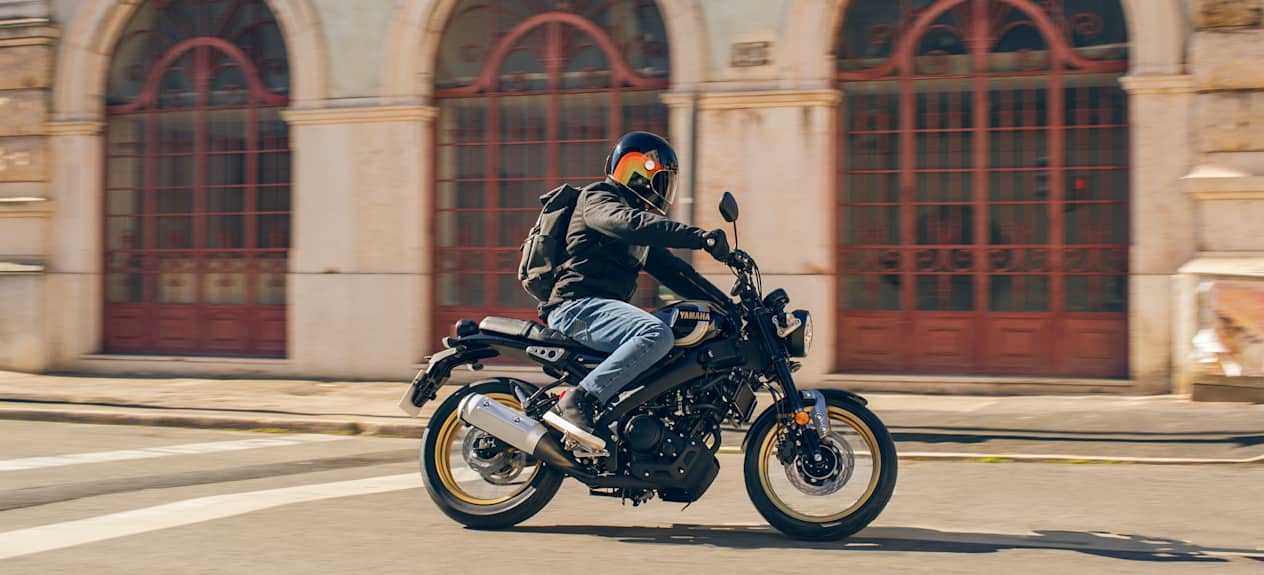 Yamaha XSR125 Legacy 2023 : profil droit en ville