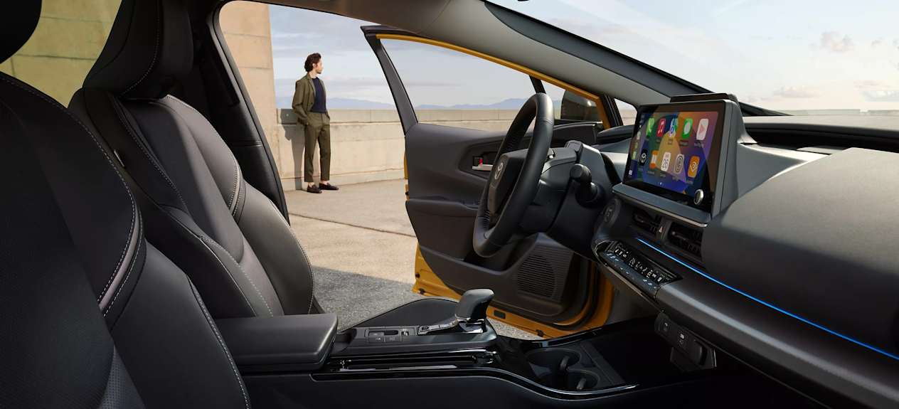 Toyota Prius 2023 : intérieur vu du siège passager avant